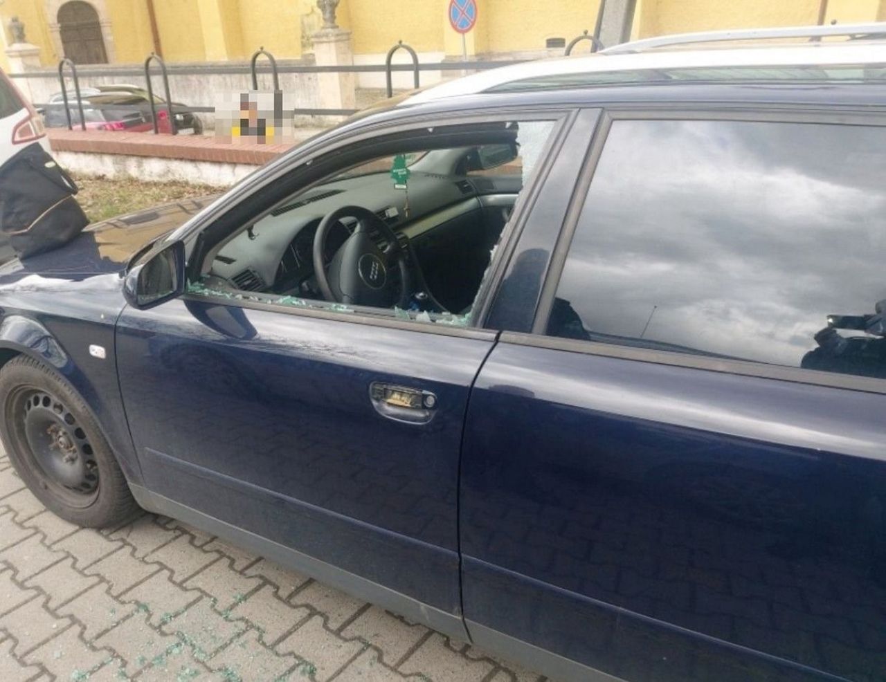 Babcia zatrzasnęła wnuka w aucie. Interweniowała policja