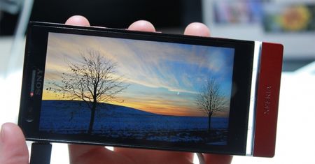 Dlaczego tańsza Xperia P ma ekran WhiteMagic, a droższa S nie?