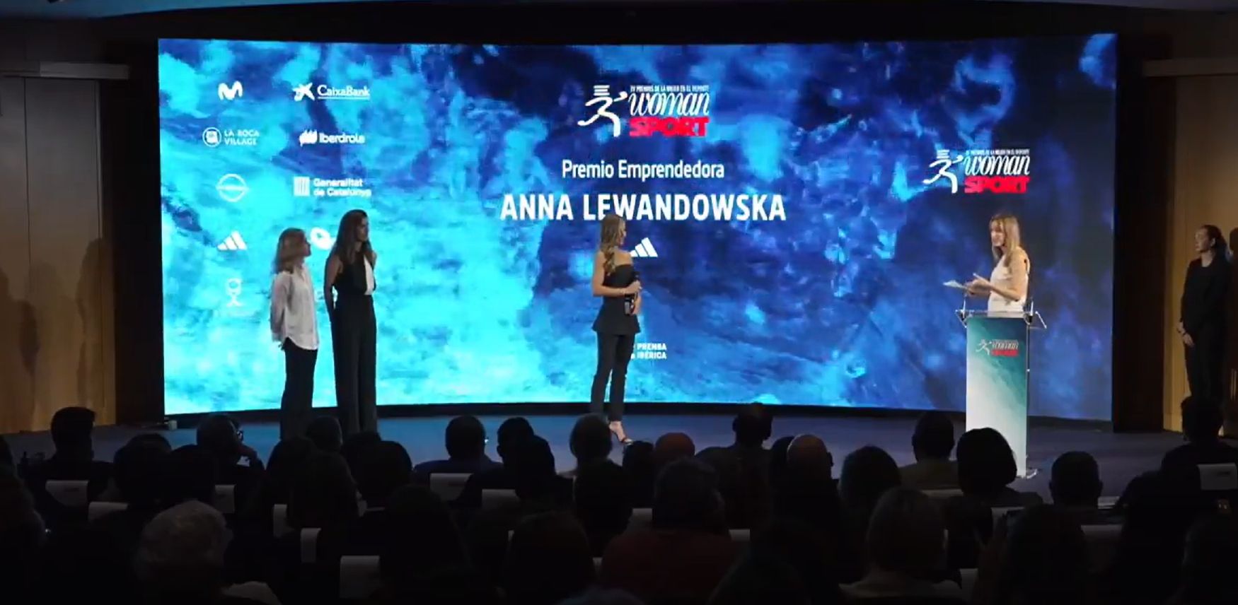 Anna Lewandowska odbiera nagrodę podczas gali w Barcelonie.