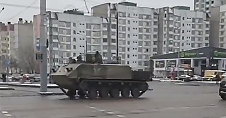 Kolumna rosyjskich wojsk na Białorusi. Tak "przywitali" ją mieszkańcy