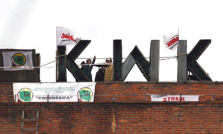 Grupa górników na dachu jednego z budynkówu na terenie ruchu "Centrum" </br>w KWK Bobrek-Centrum w Bytomiu