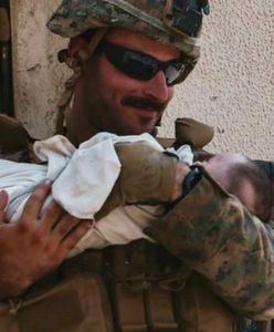Żołnierz z dzieckiem na rękach. Zdjęcie poruszyło internautów na całym świecie