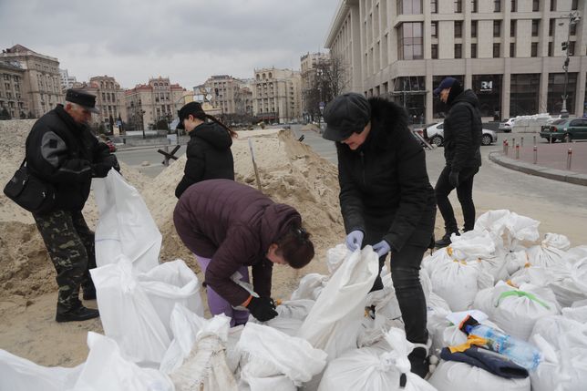 epa09805724 Ukrainian people prepare barriers made of sandbags in downtown Kyiv (Kiev), Ukraine, 06 March 2022. Russian troops entered Ukraine on 24 February leading to a massive exodus of Ukrainians as well as internal displacements. According to the United Nations (UN), at least 1.5 million people have fled Ukraine to neighboring countries since the beginning of Russia's invasion.  EPA/ZURAB KURTSIKIDZE Dostawca: PAP/EPA.