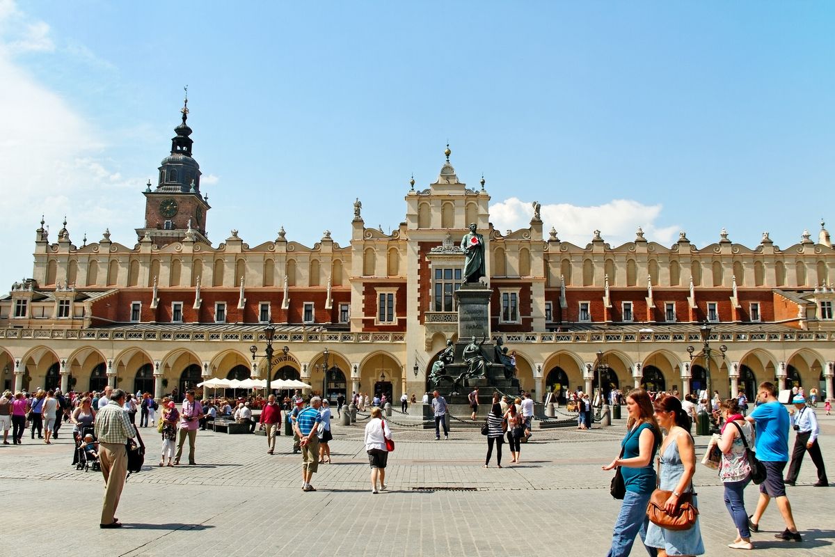 Turyści na rynku w Krakowie 