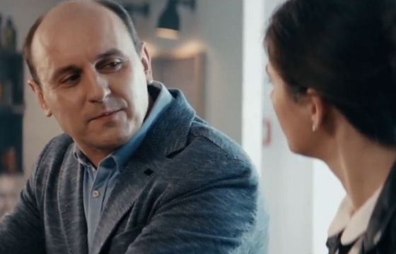 Adam Woronowicz po francusku reklamuje pożyczkę w ING Banku Śląskim (wideo)