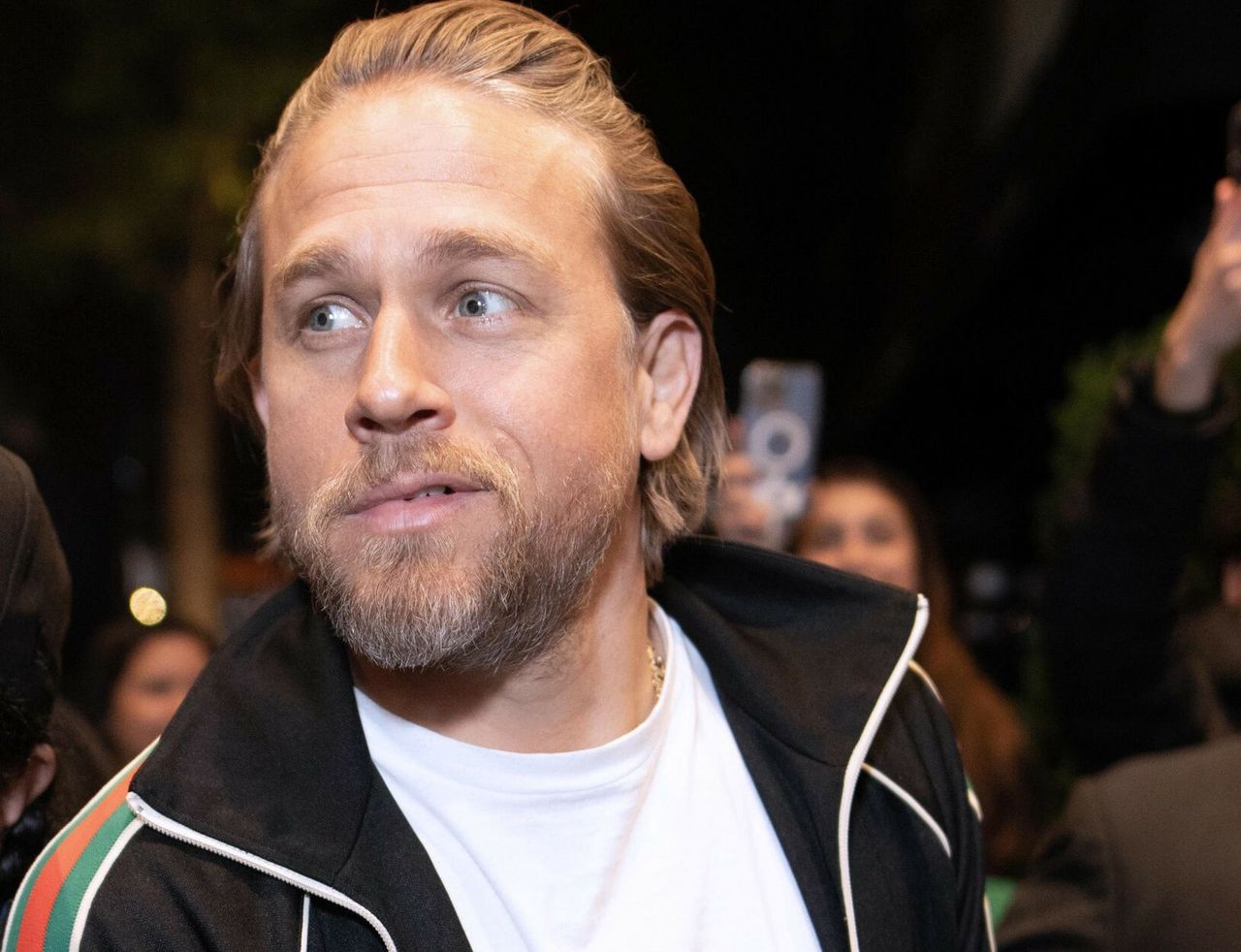 Charlie Hunnam nie do poznania jako seryjny morderca. Wcieli się w Eda Geina w nowych "Potworach"