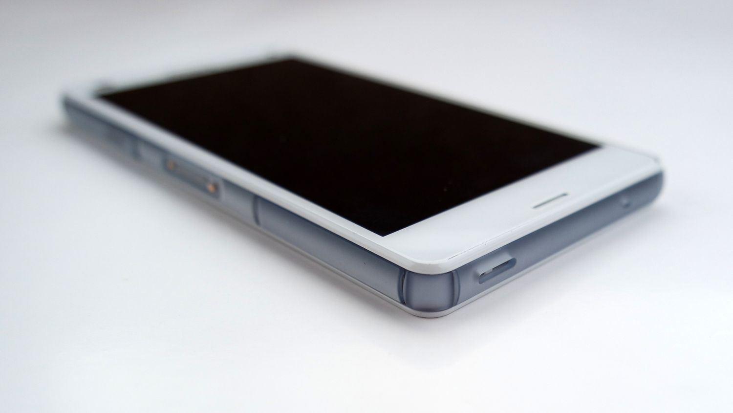 Sony Xperia Z3 Compact - jakość wykonania i ergonomia 11
