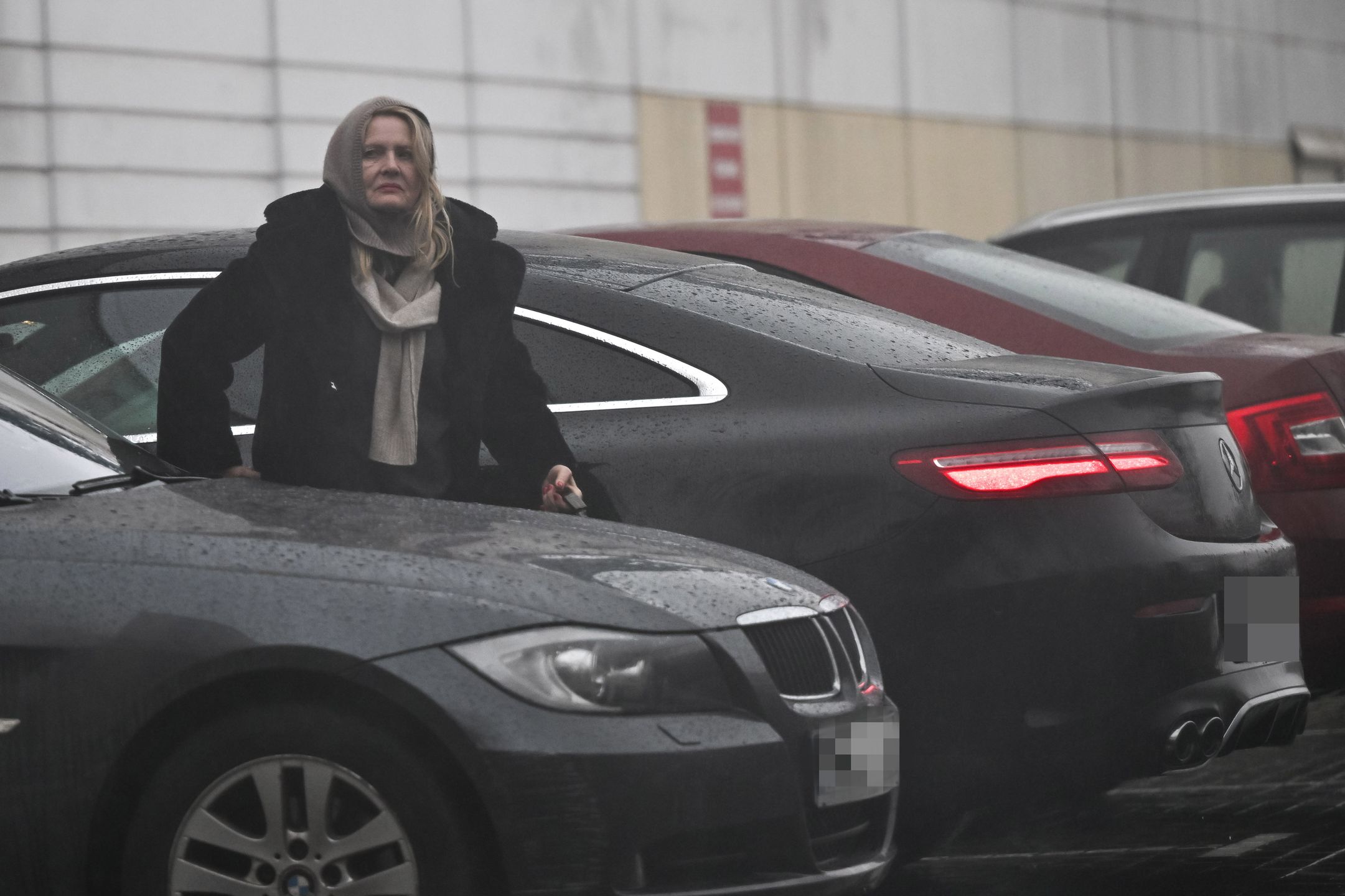 Grażyna Szapołowska mknie w strugach deszczu na trening do "TzG"