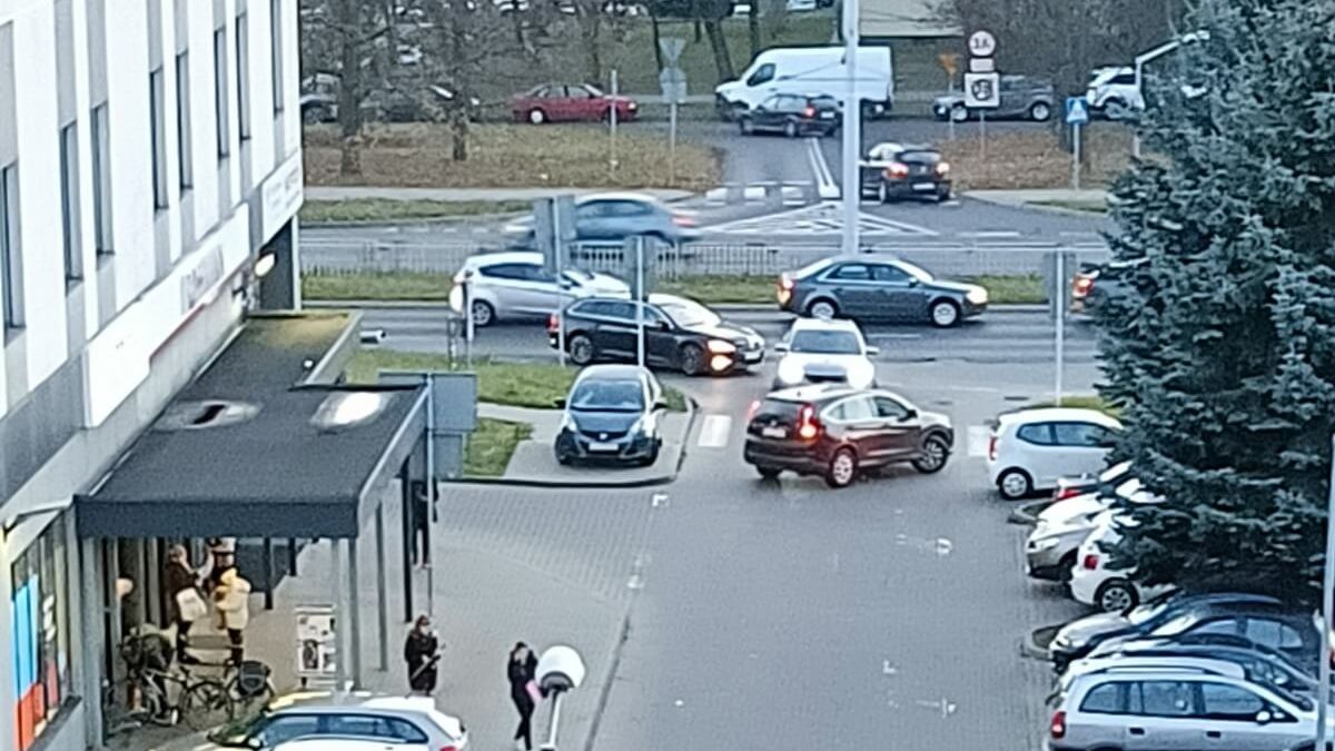 Kierowcy jadący pod prąd na odcinku drogi pomiędzy ulicami Jana Pawła II i Matki Teresy z Kalkuty