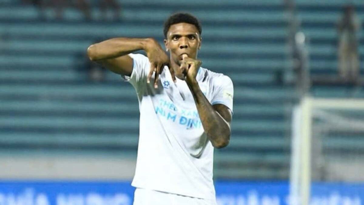 Kyle Hudlin w barwach klubu Nam Dinh FC