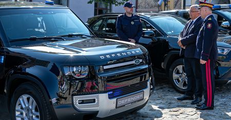 Kupili trzy drogie auta. Sprawdziliśmy warunki przetargu