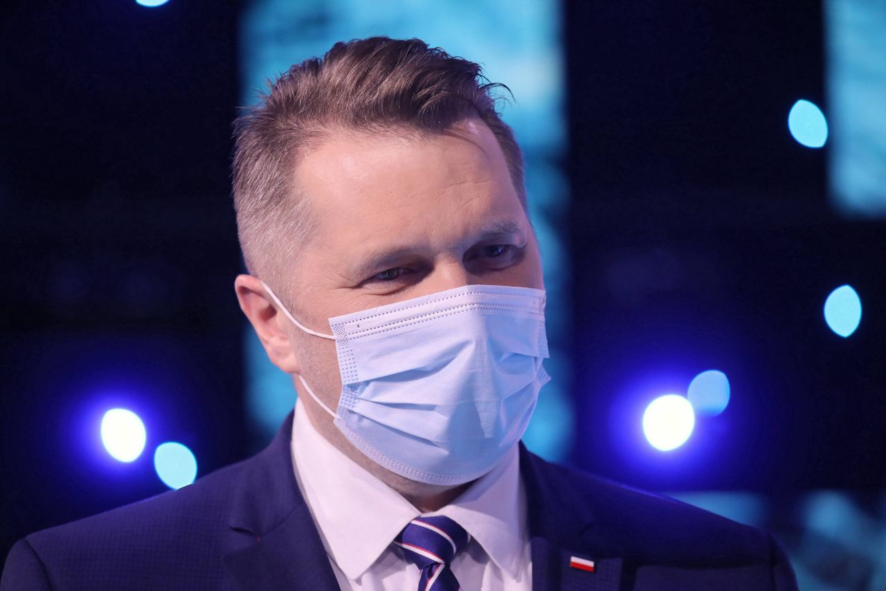 Szczepienia poza kolejką. Przemysław Czarnek o "ratowaniu życia najbardziej narażonych"