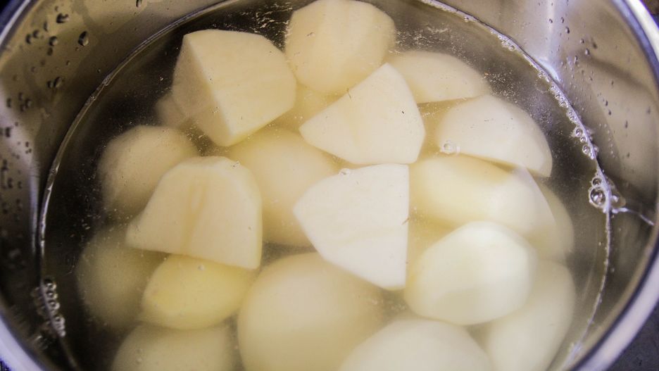 Boiling potatoes
Boiling potatoes, in a pot, water
Kinga Krzeminska