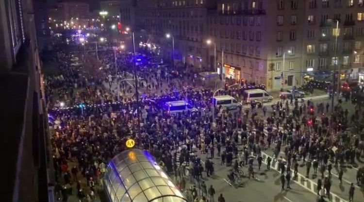Matylda Damięcka uderzona przez policjanta