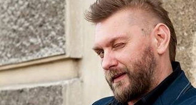 Nauczyciel udostępniający na Facebooku „Ucho Prezesa” nie stracił pracy. „Nie uchybił godności zawodu”