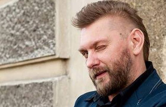 Nauczyciel udostępniający na Facebooku „Ucho Prezesa” nie stracił pracy. „Nie uchybił godności zawodu”