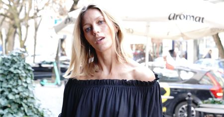 Anja Rubik zachwyciła kadrem topless. Modelka zapozowała na dzikich skałach