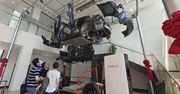Tesla rozebrała swoje auto i zawiesiła pod sufitem. Zrobili to dla nauki
