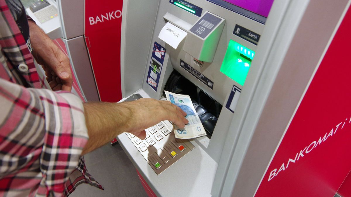 Stock Marek Bazak
Fot. Zofia i Marek Bazak/East News,
N/z mezczyzna wyplaca pieniadze z bankomatu.
ZOFIA BAZAK