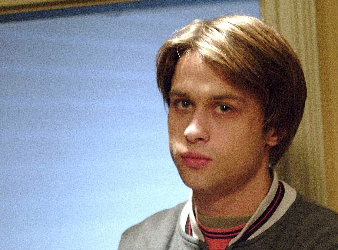 Jedna z pierwszych ról aktora - Maciej Zakościelny w 2002 na planie serialu Samo życie.