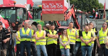 Rolnicy protestują. Przejechali ciągnikami przez Koszalin, blokując miasto