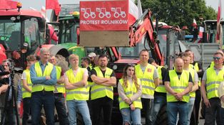 Rolnicy protestują. Przejechali ciągnikami przez Koszalin, blokując miasto