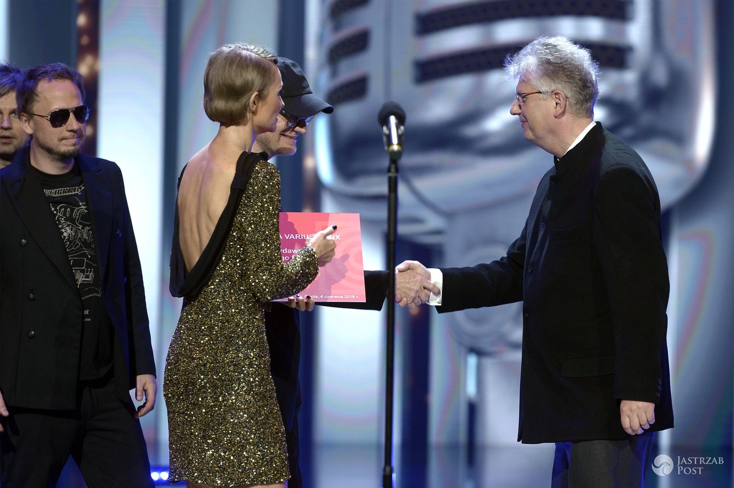 Kreacja: Agnieszka Maciejak. Kasia Stankiewicz w koncercie SuperPremiery na festiwalu w Opolu 2016 wykonała z Varius Manx nowy utwór "Ameryka" (fot. AKPA)