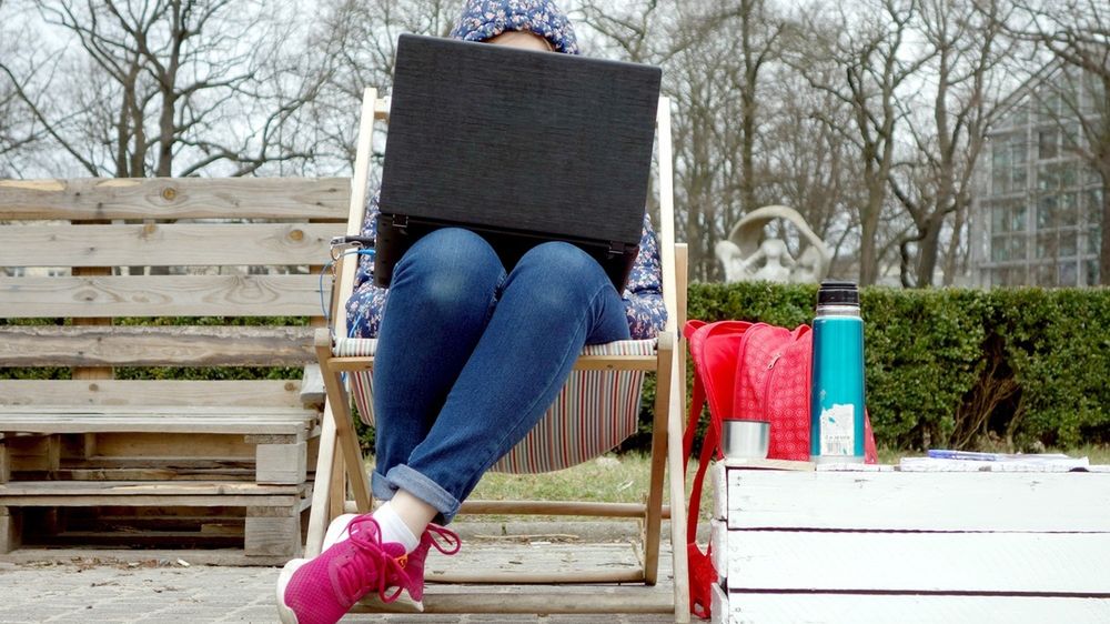 Kto pracuje zdalnie, nie potrzebuje biura. Jeśli rejestruje działalność w domu,  musi pamiętać o obowiązkach podatkowych