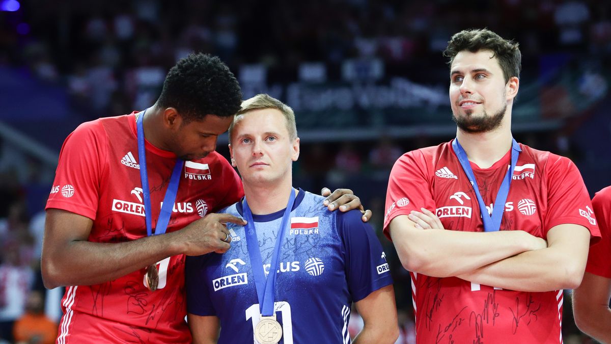 WP SportoweFakty / Tomasz Kudala / Na zdjęciu: Damian Wojtaszek (w środku) obok Wilfredo Leon i Fabian Drzyzga (ceremonia dekoracji ME 2021)