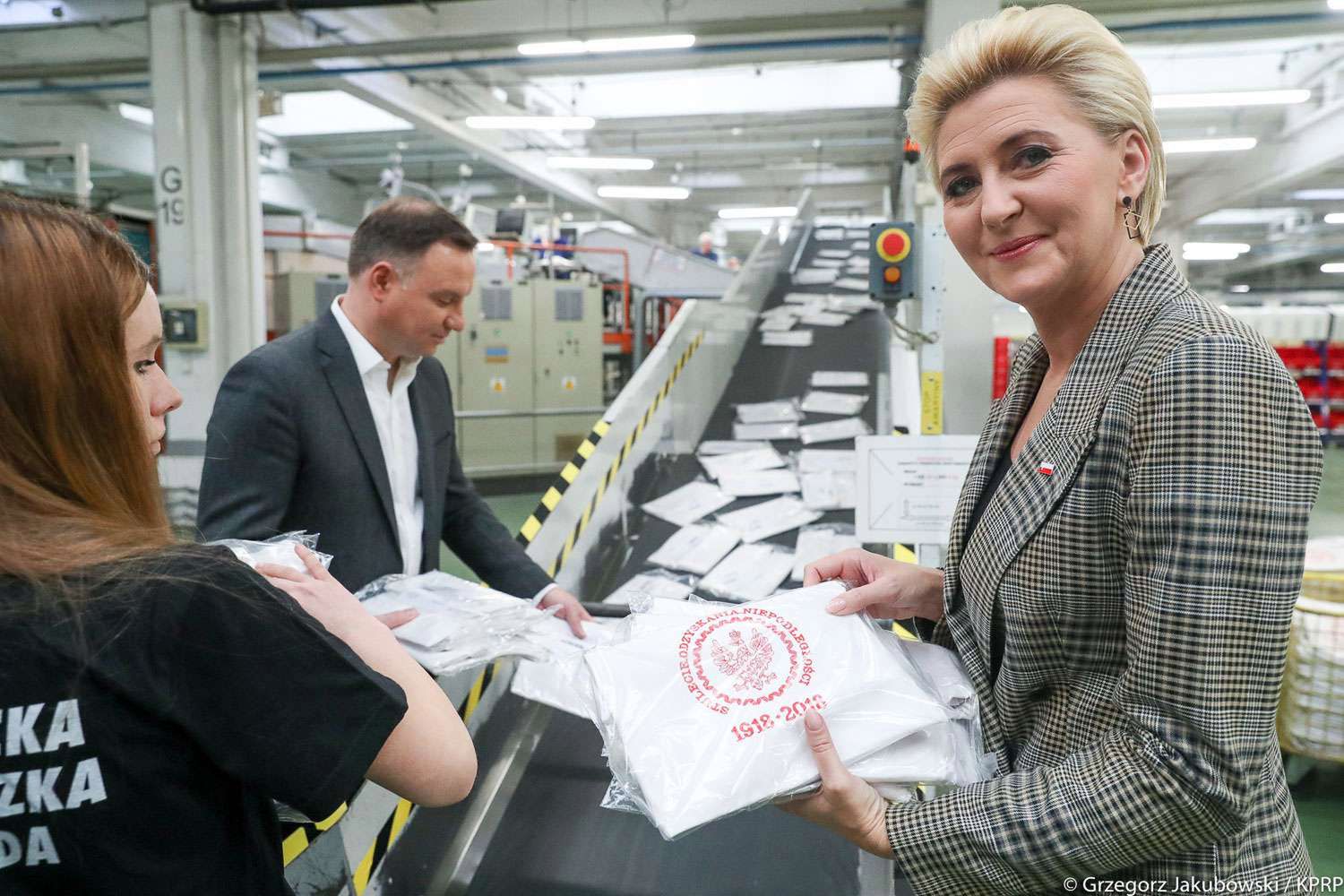 Agata Duda i Andrzej Duda pakują flagi na poczcie