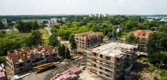 Sosnowiec. Przy ulicy Traugutta powstają nowe bloki z mieszkaniami komunalnymi.
