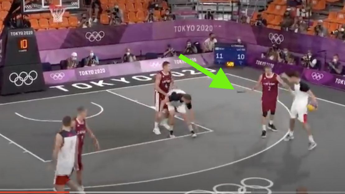 Zdjęcie okładkowe artykułu: YouTube / Podczas olimpijskiego finału koszykówki 3x3 doszło do niespodziewanej sytuacji.