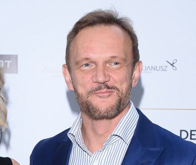 Cezary Pazura pręży klatę nad basenem. Robi wrażenie