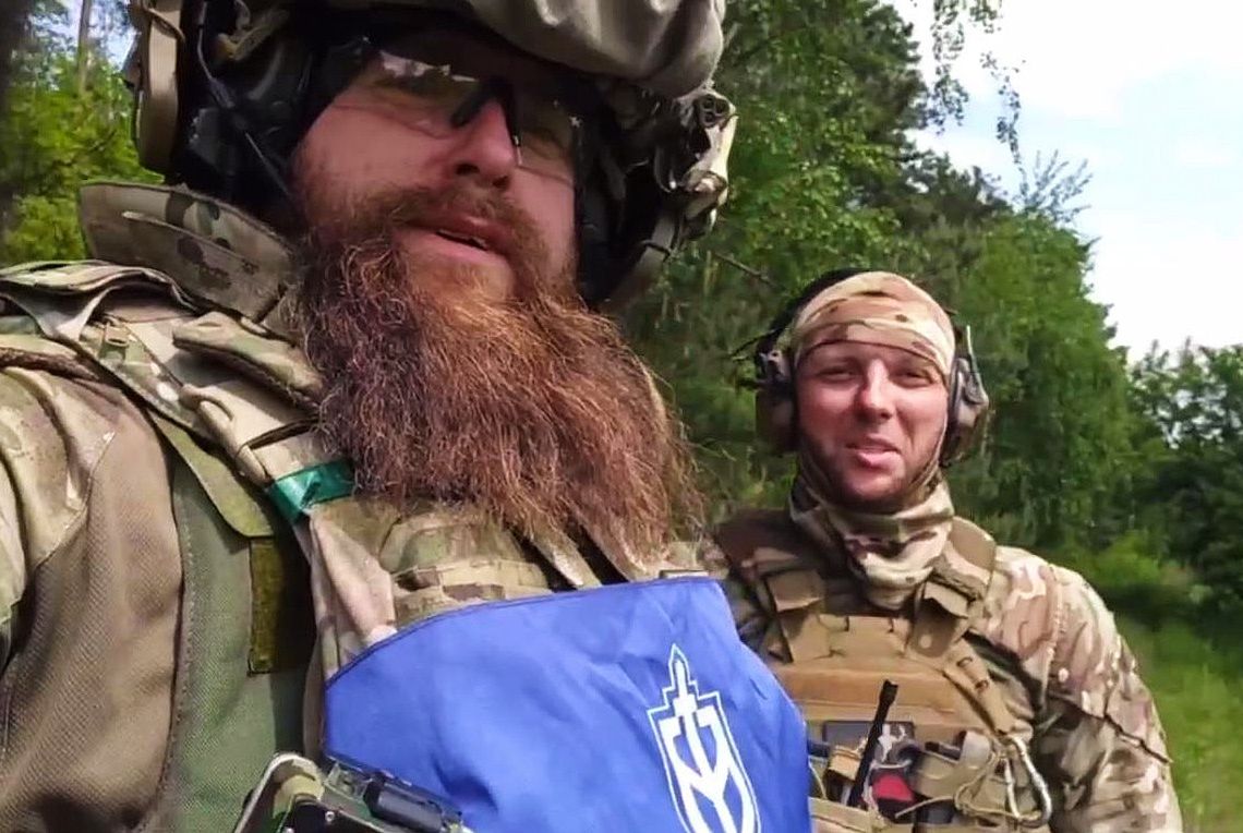 Aleksiej Ljowkin wokalista zespołu metalowego (po lewej) oraz Cyryl Kanachin, były aktor, pochodzi z Sankt Petersburga. Oni wzięli udział w ataku na Rosję. 