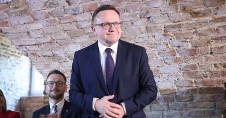 Atak na biuro poselskie. Wulgarne napisy, zniszczony baner