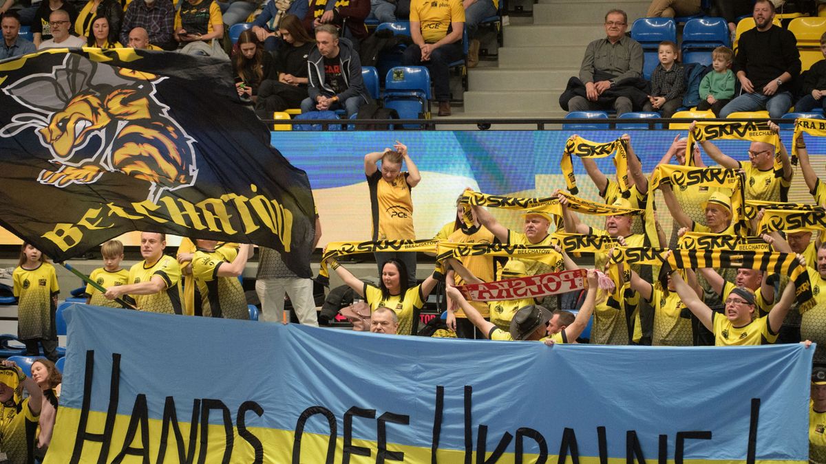 transparent kibiców PGE Skry Bełchatów podczas meczu Pucharu CEV