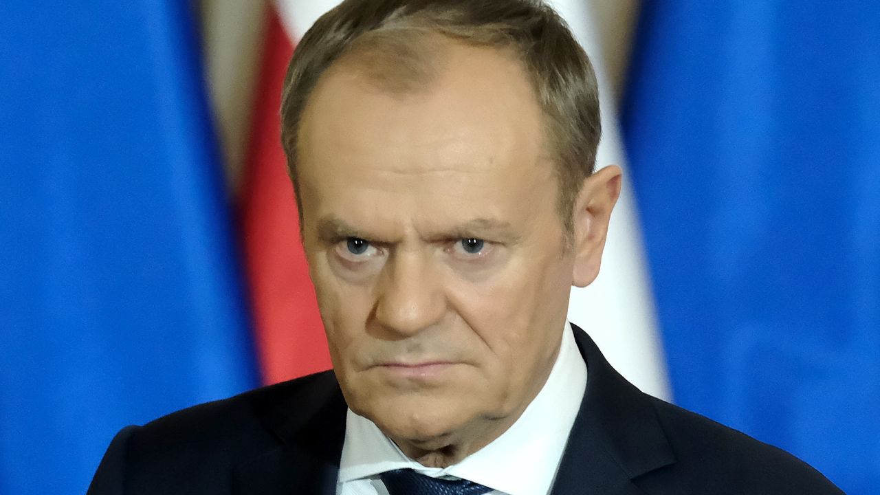 Donald Tusk prześwietlony od stóp do głów. Jego mowa ciała zdradza sporo