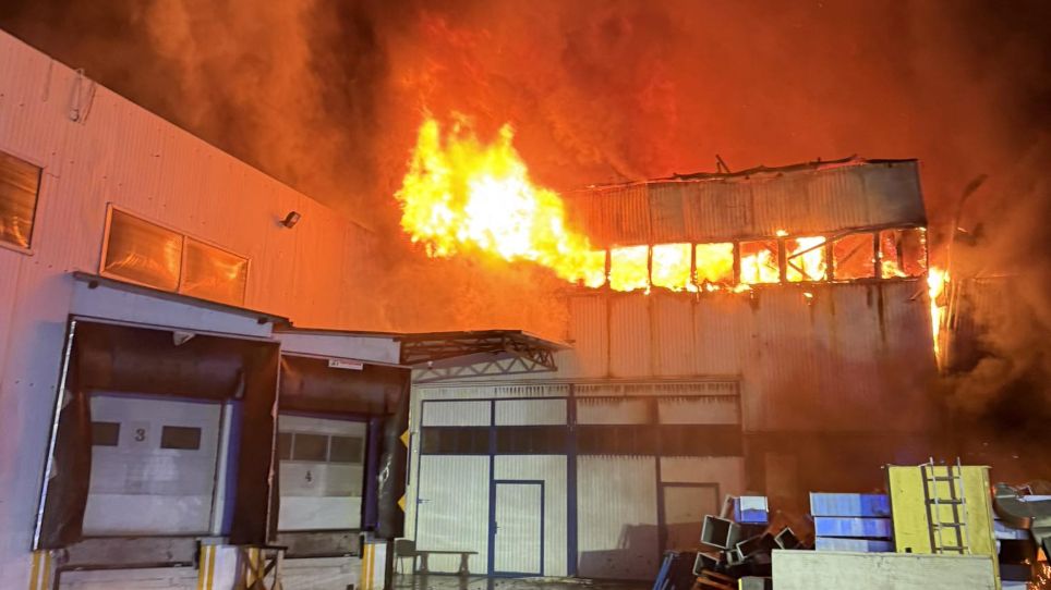 Potężny pożar hali w Kawęczynie pod Warszawą. Płonęły 