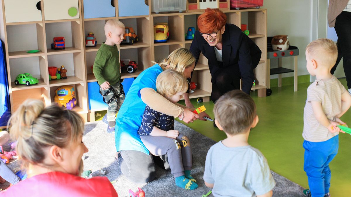 Gorzów Wielkopolski, 08.02.2023. Europosłanka Elżbieta Rafalska (C-P) podczas wizyty w Żłobku Miejskim Nr 4 w Gorzowie Wielkopolskim, 8 bm. Europosłanka wzięła udział w konferencji pt. O opiece nad najmłodszymi � rządowe programy szansą dla regionalnej polityki. Program Rodzina 500+ � "dziecko do bicia". (jm) PAP/Lech Muszyński