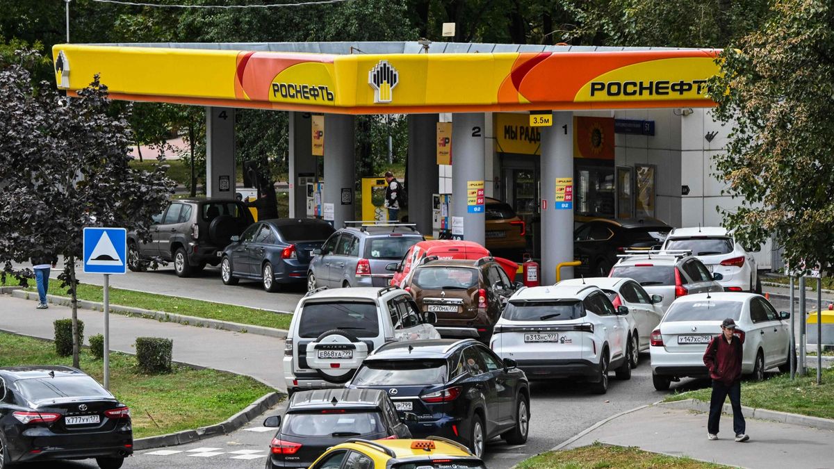 Kolejka do tankowania na stacji benzynowej w Rosji, sierpień 2026 rok