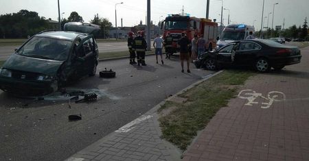 Ul. Mełgiewska: Zderzenie dwóch aut na serwisówce. Trzy osoby w szpitalu (zdjęcia)