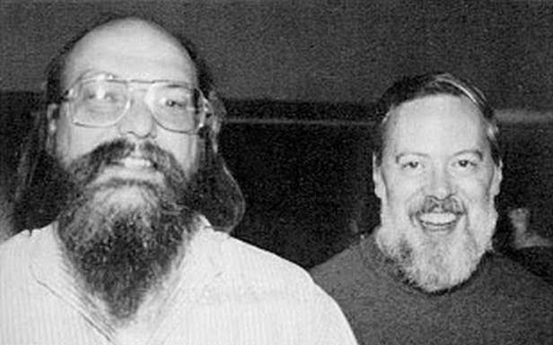Po lewej stronie Ken Thompson, po prawej Dennis Ritchie (Fot. Wikimedia Commons)