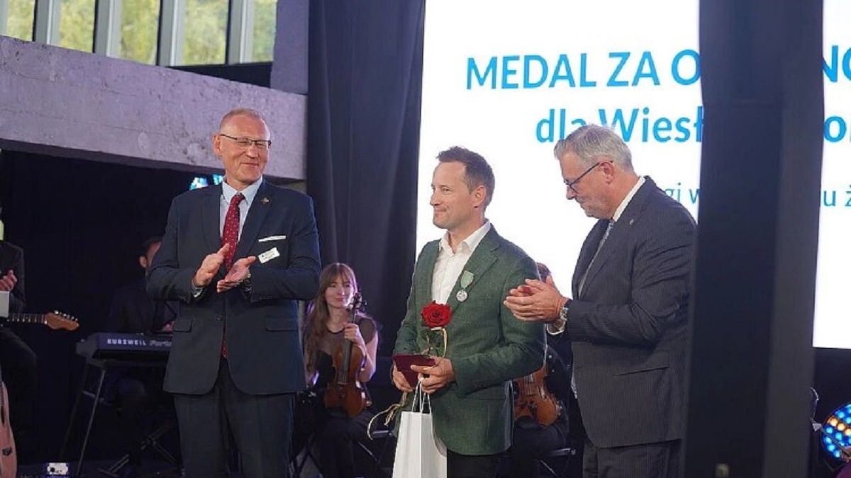 Został poważnie ranny, ale pomógł obezwładnić napastnika