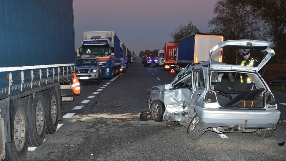 Groźny wypadek. TIR wbił się w osobówkę