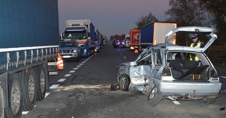 Groźny wypadek. TIR wbił się w osobówkę