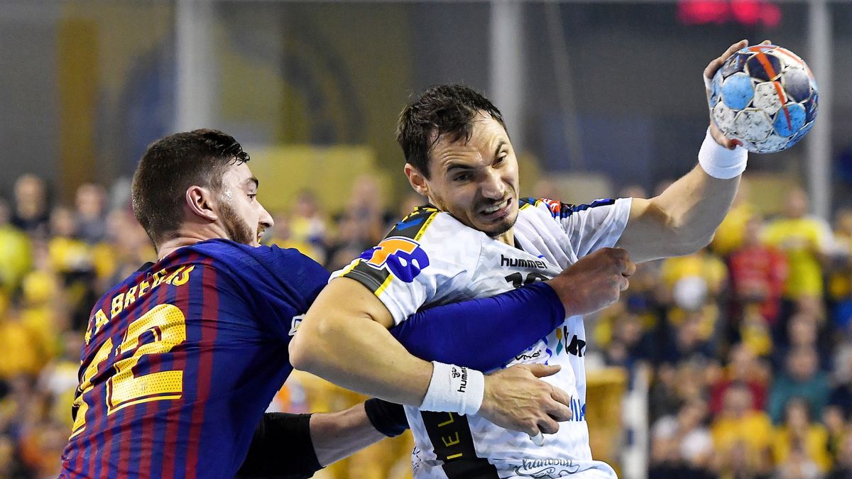 zawodnik PGE Vive Kielce Krzysztof Lijewski (z prawej) i Ludovic Fabregas (z lewej) z Barca Lassa