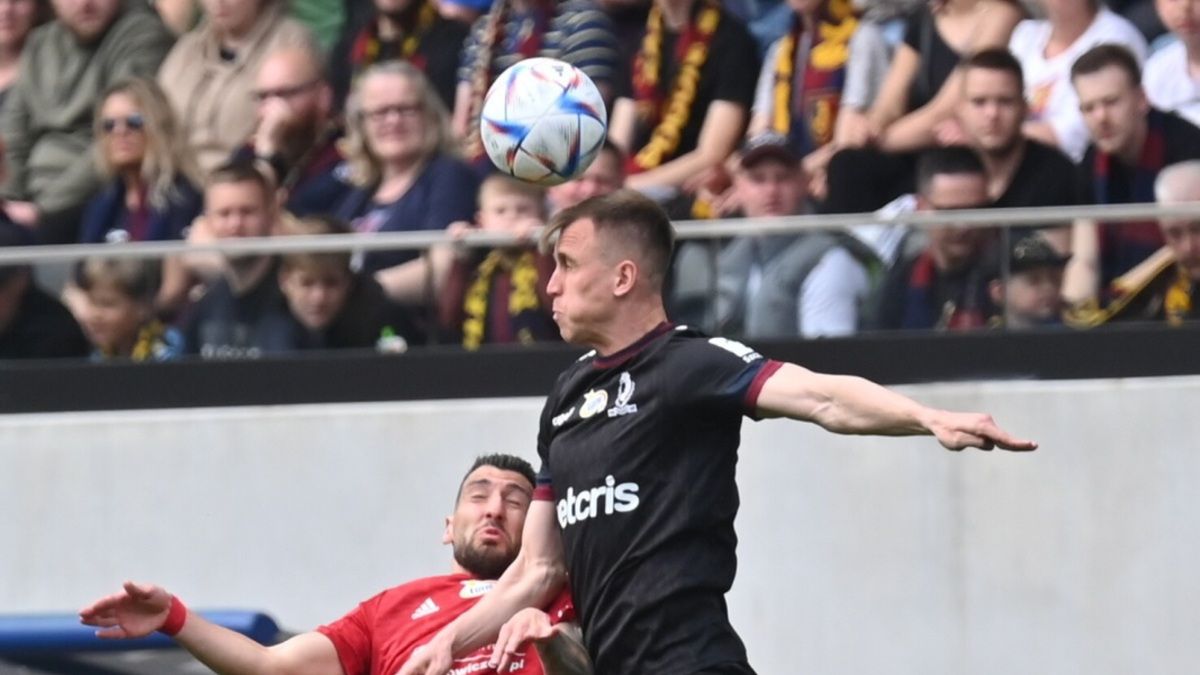 PAP/EPA / Marcin Bielecki / Paweł Stolarski w walce o piłkę w meczu z Miedzią Legnica