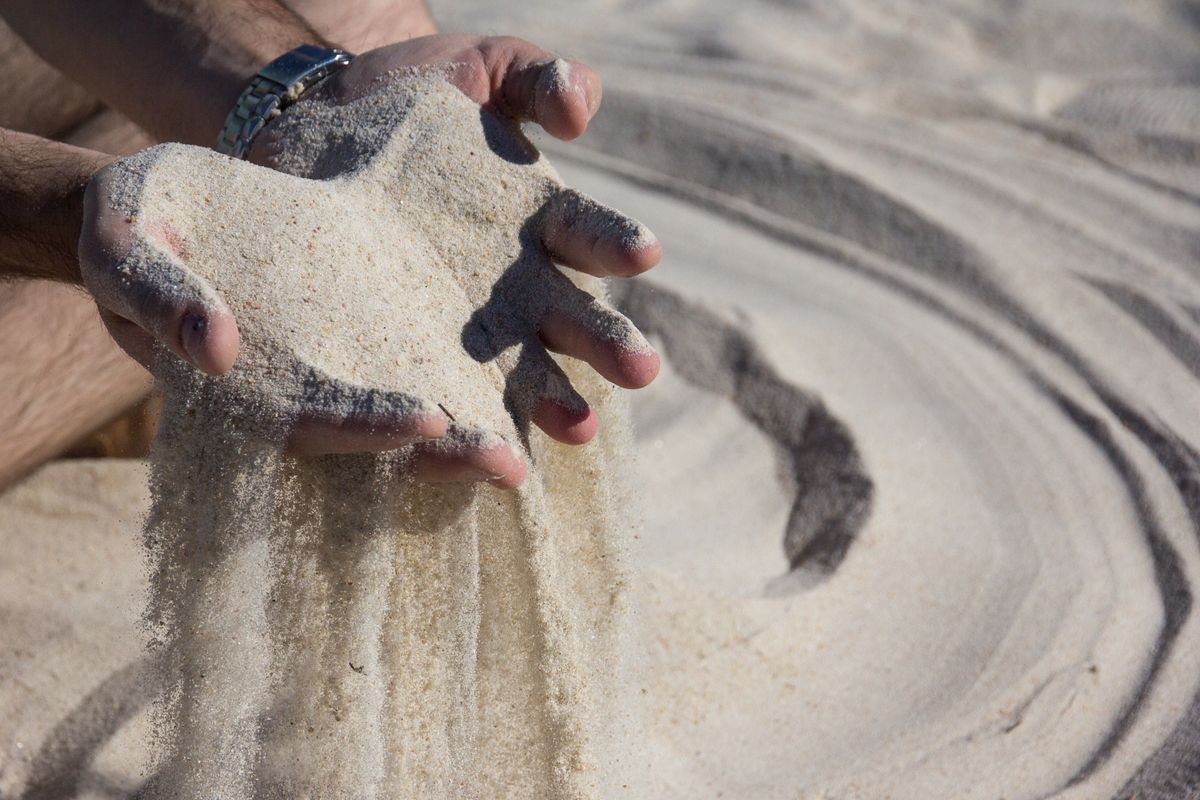 Turyści notorycznie kradną piasek z plaż Sardynii