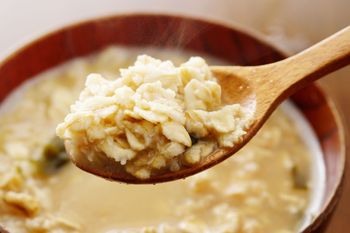 To najgorsza owsianka. Skok cukru i senność po posiłku gwarantowane