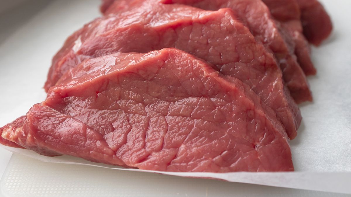Surowe mięso na pergaminie
